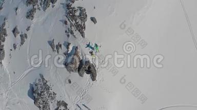 游客在旅游途中在山顶上堆雪做天使